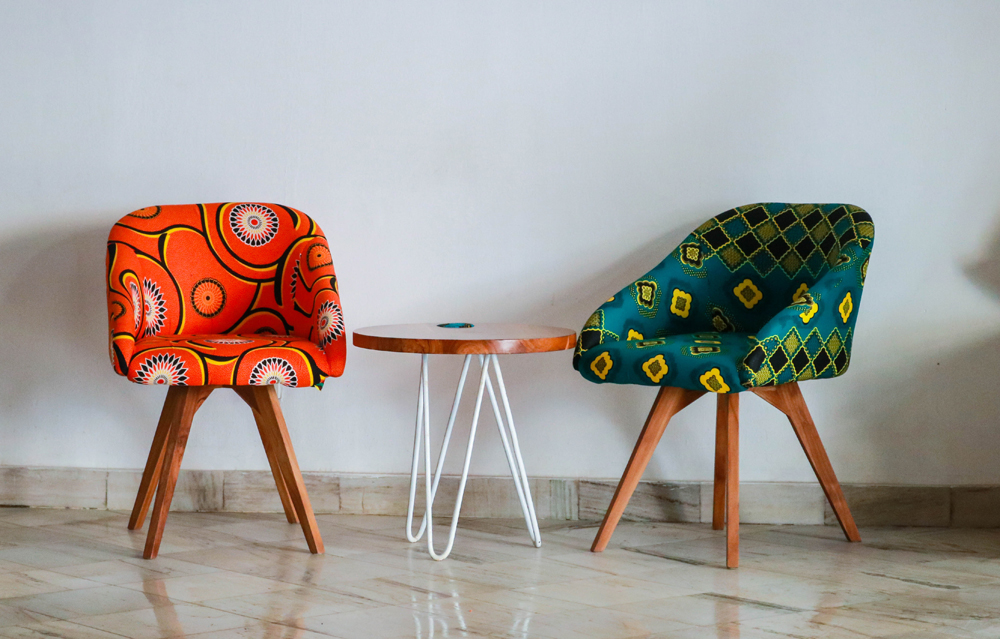 Βάλτε χαρούμενα χρώματα στο σαλόνι σας αλλάζοντας μόνο τις καρέκλες σας